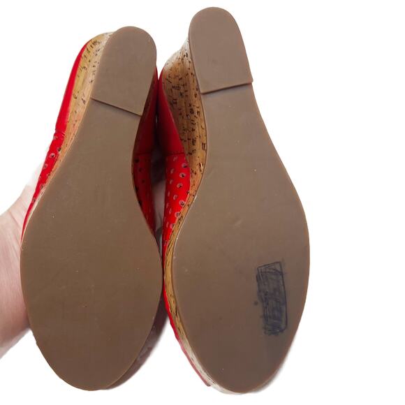 Steve Madden Visible Platform Open Toe Wedge Heels Perforated Red Leather 6 B - Picture 10 of 13